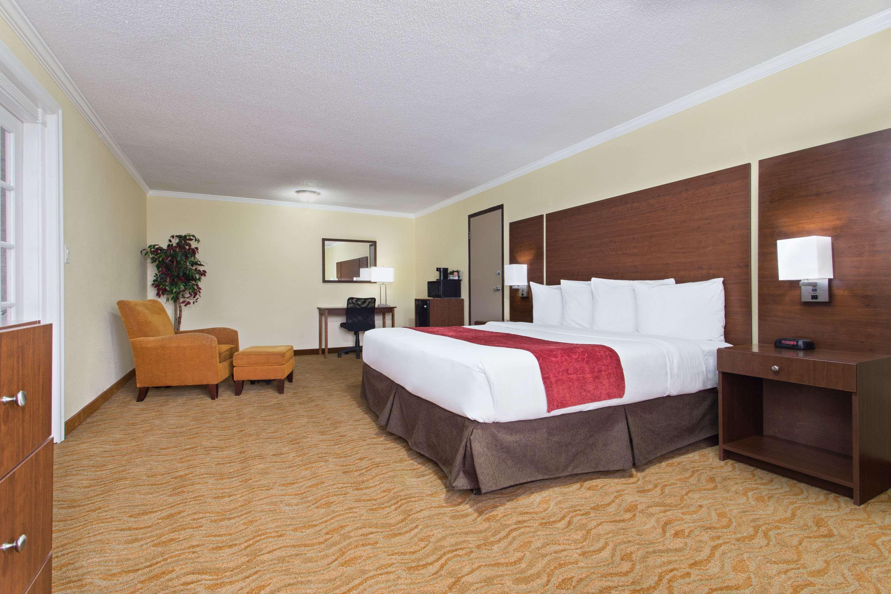 Ramada By Wyndham Tampa Westshore Airport South Eksteriør billede